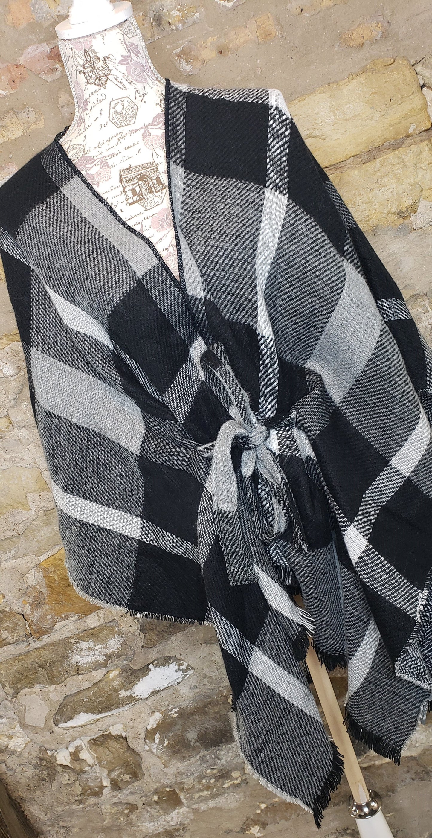 Massini Black and Gray Plaid Cape Sz One Size